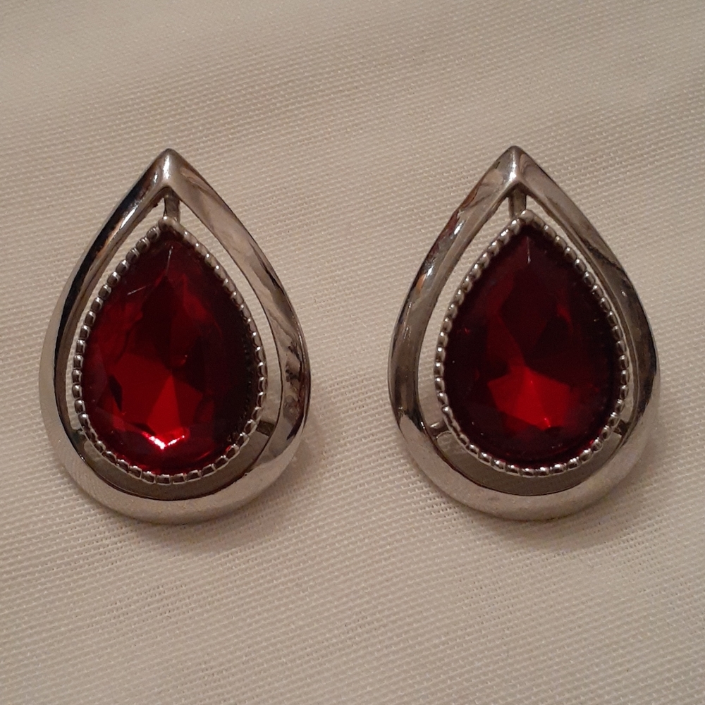 Genuine Garnet Pierced Earrings In Excellent Mint Condition With Box And Bonus.